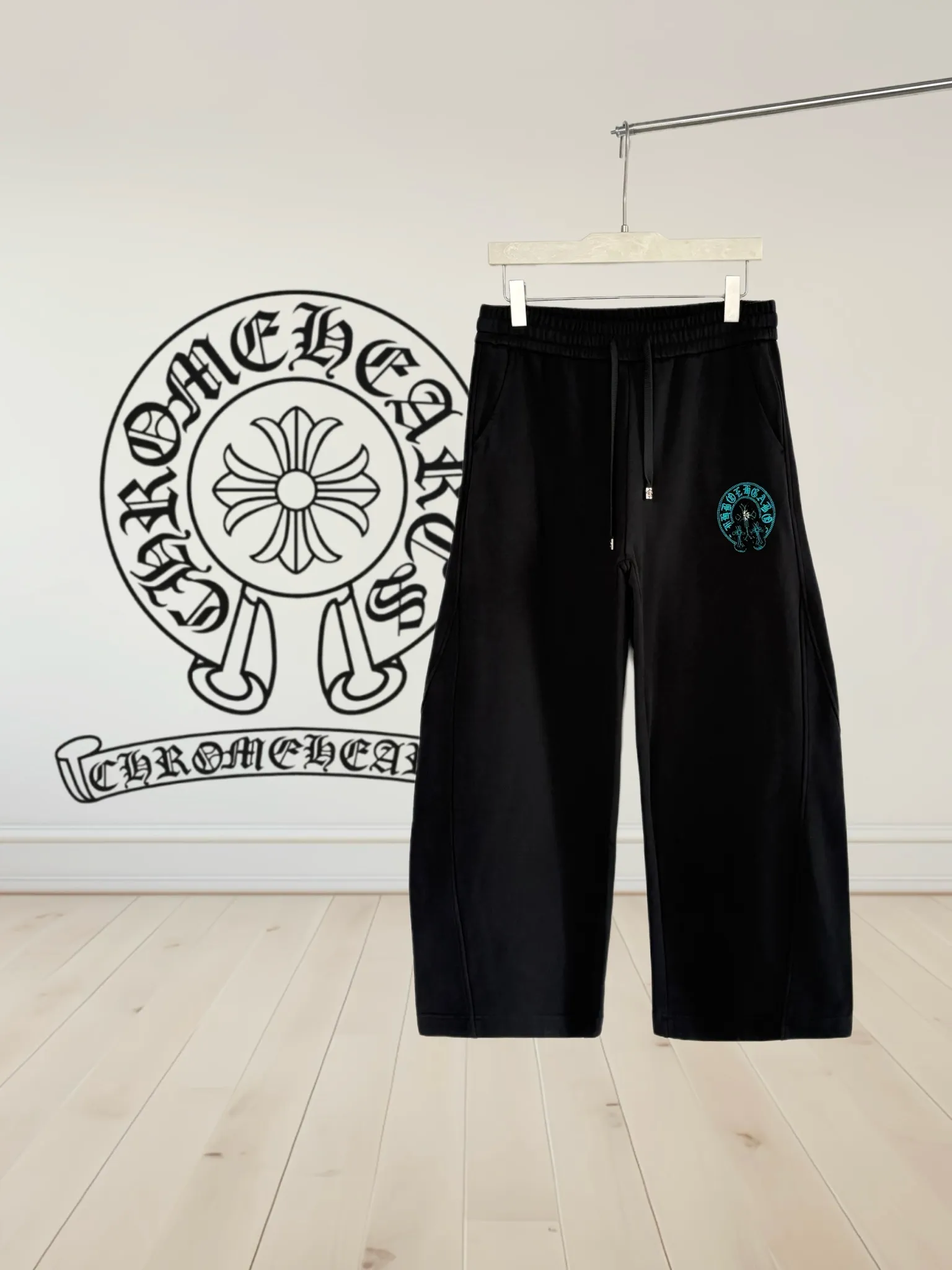 P270 [High Quality] Chrome Hearts Embroidered Horseshoe Rivets🪡+Watermark Letters‼ ️Autumn and winter straight sweatshirt trousers *Customized 420g terry cotton fabric, soft, skin-friendly and comfortable *Embroidery process: horseshoe print + rivet embroidery *A very simple and elegant classic continuation, both in terms of upper body comfort, it is unparalleled, interpreting your luxury and taste, creating your fashionable style and charm. Three complete standards. Same style for men and women. 𝐂𝐎𝐋𝐎𝐔𝐑: Black 𝐒𝐈𝐙𝐄: S-XL